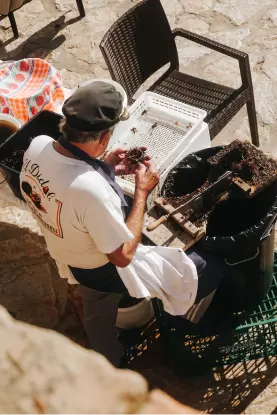 pescador pelant al costat del mar